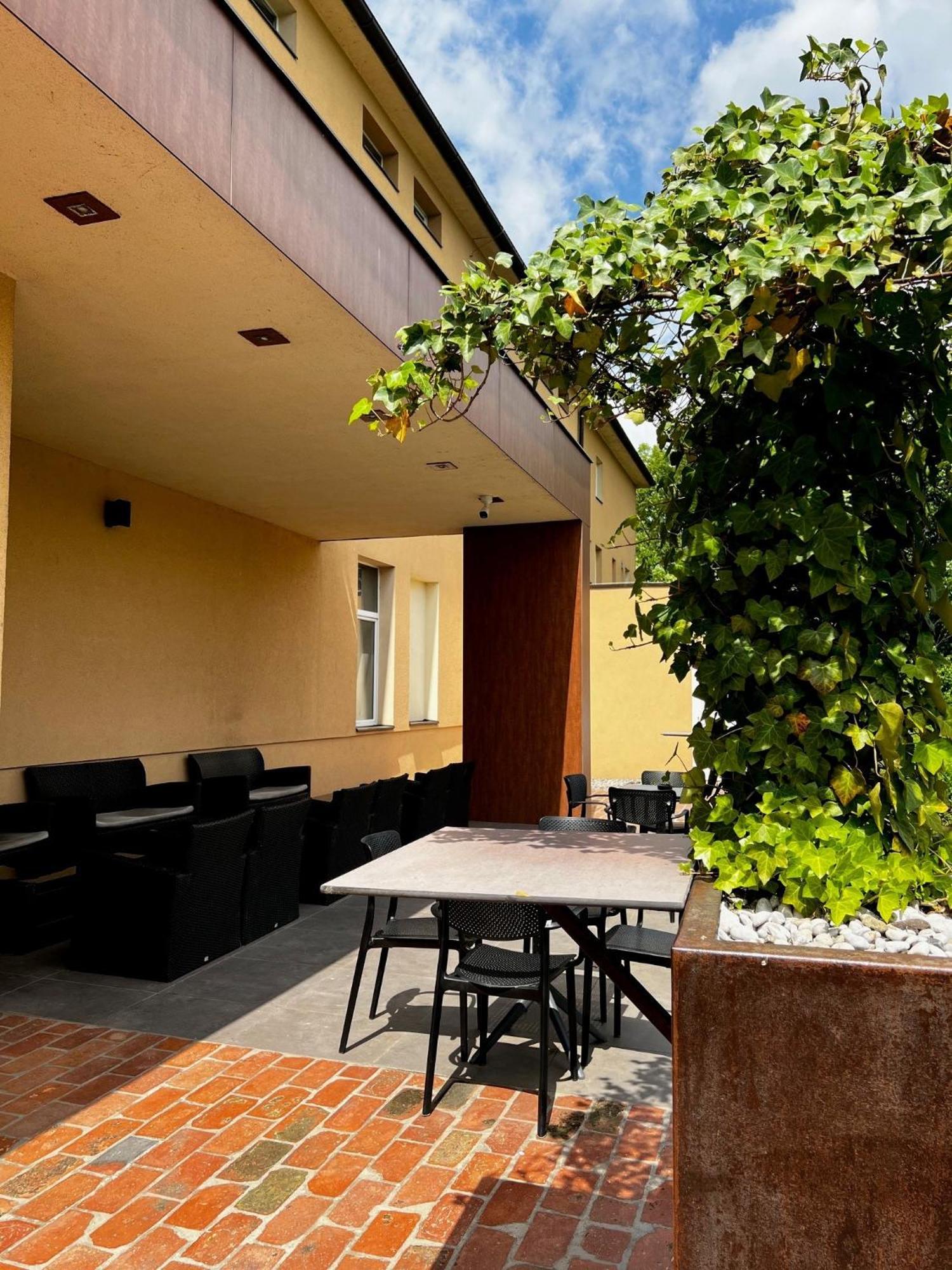 Ambient Hotel Domžale Exteriör bild